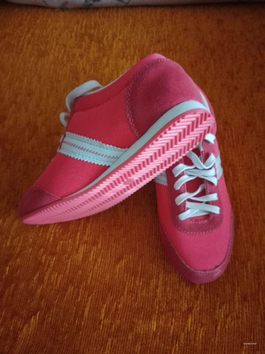Adidași noi pentru fete