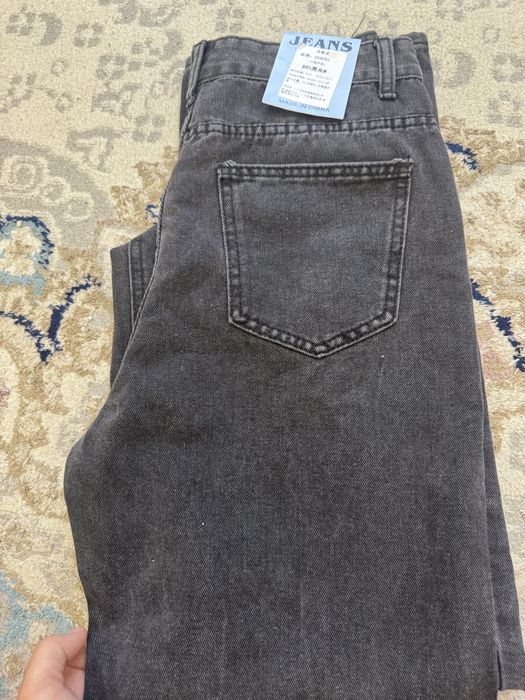 Джинсы темно серого цвета