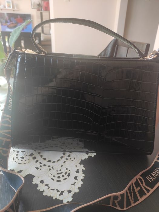 Дамска чанта в черно и бежово.