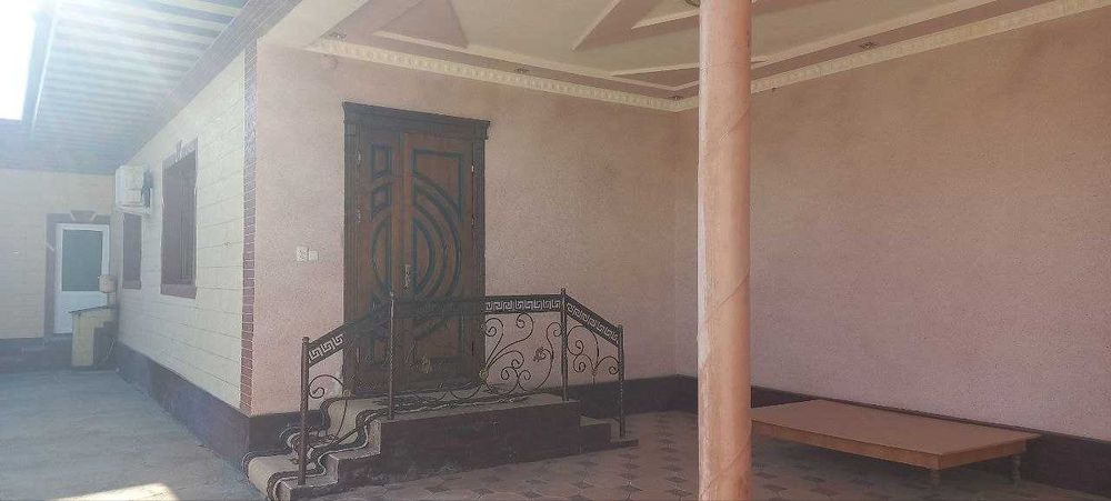 Hovli uy sotiladi guliston