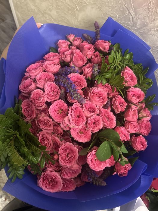 Букет свежих кустовых роз
