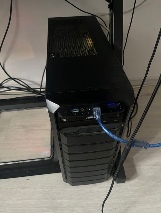 Vand pc cu i7gen 7 gtx 1050 2gb 16 gb ram
