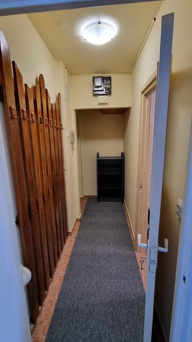 Închiriez apartament cu doua camere.