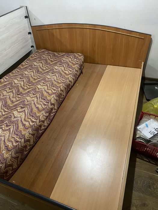 Kravat, krovat spalniy