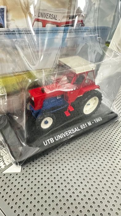 Vând macheta Tractor UTB 651 M scara 1/43