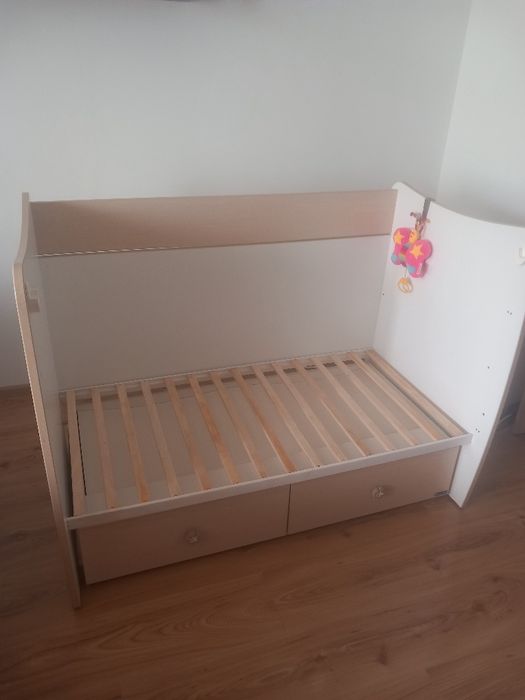 Детска кошара с люлеещ механизъм