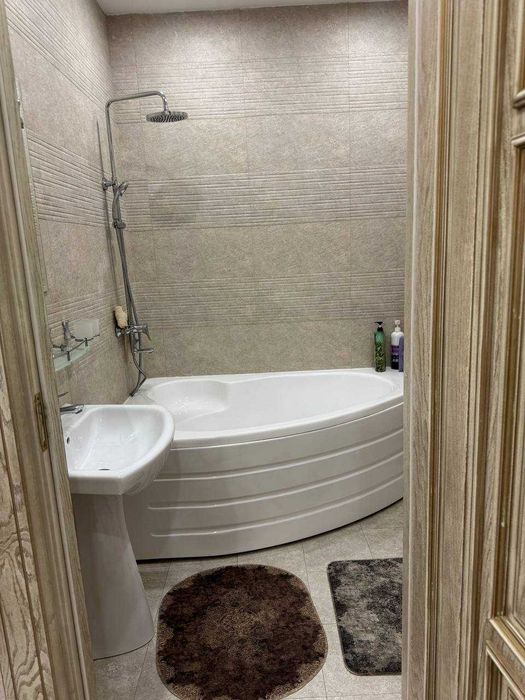 Срочно М.Улугбек туманида Корасу 3 дахасида коттедж ижарага берилади.