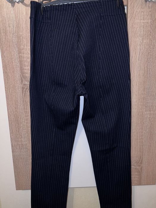 Тъмносин еластичен клин-панталон на тънки бели раета