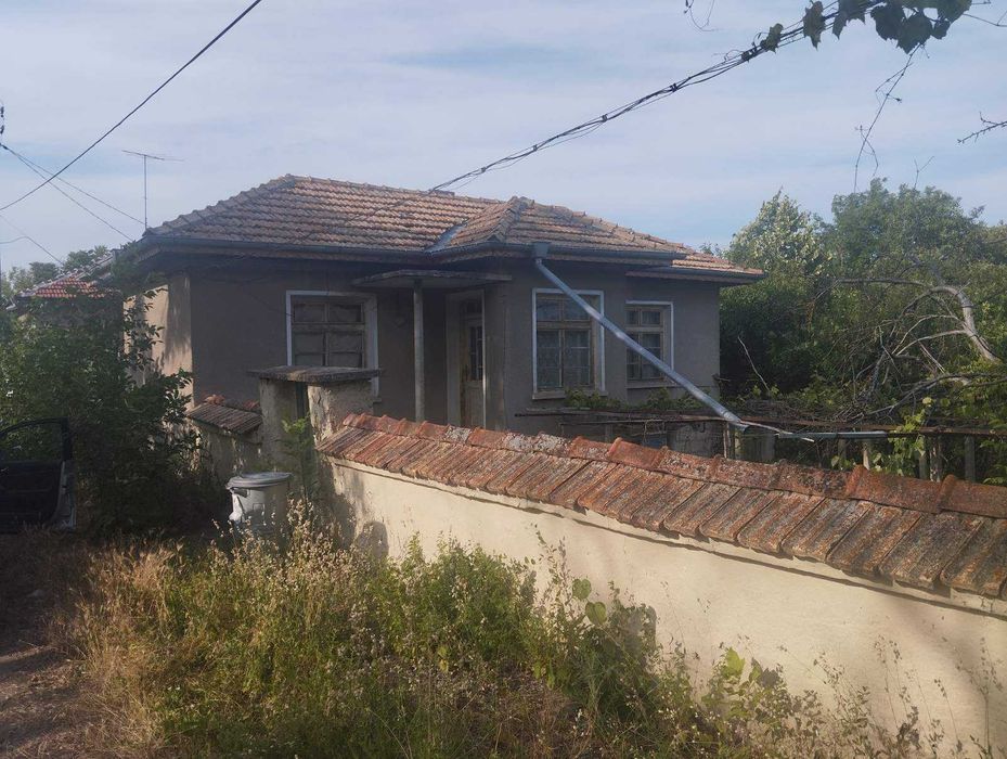 Продава се къща в село Мадара