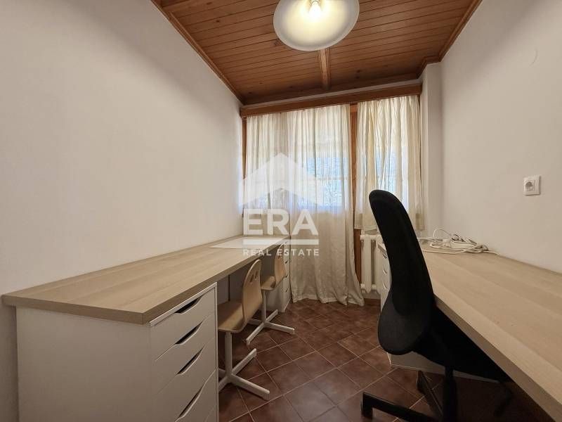 Чаровна къща с голям красиво озеленен двор под наем в кв. Симеоново