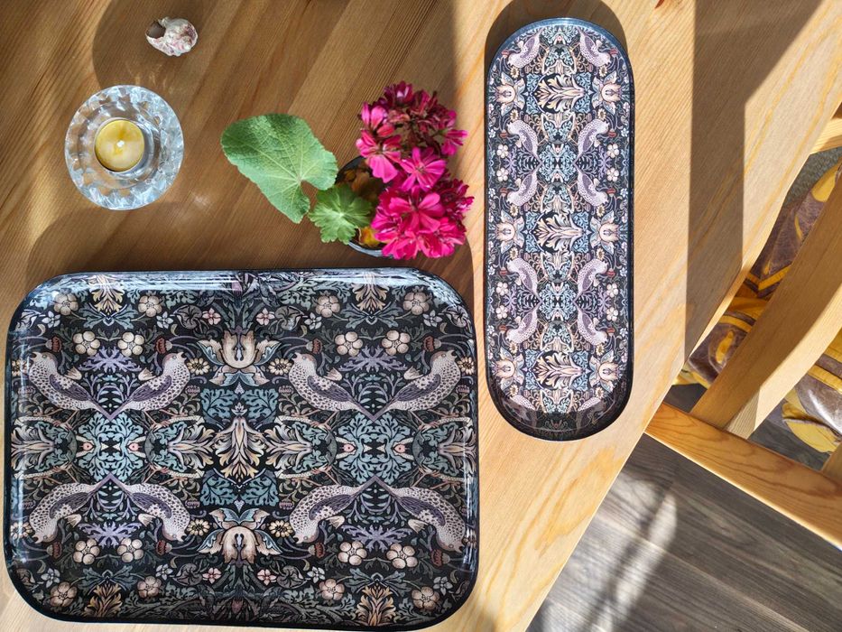 Комплект метални подноси с ефектна  ретро шарка с цветя и птици