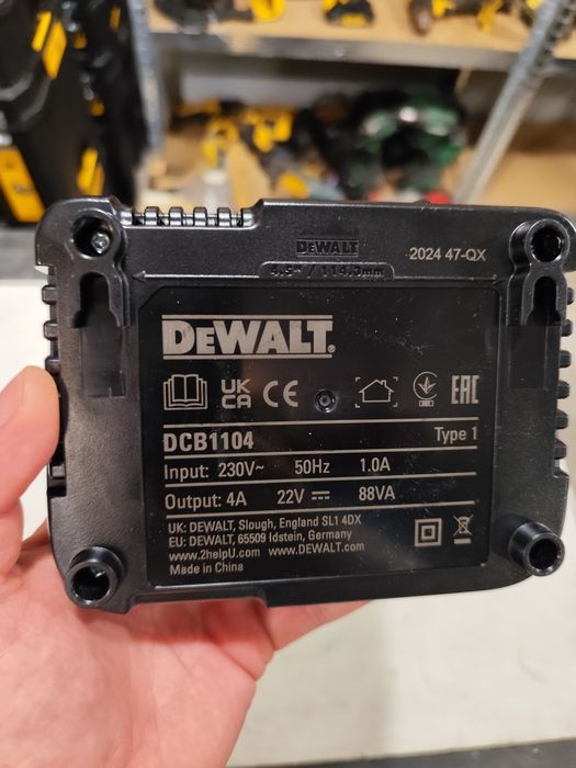 Ново бързо зарядно устройство Девалт DeWALT DCB1104