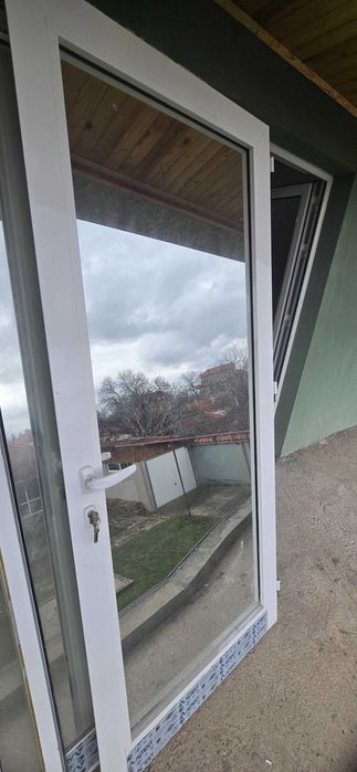 Врати с огледало от двете страни