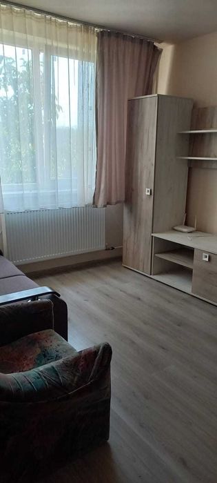 Închirierez apartament cu 2 camere