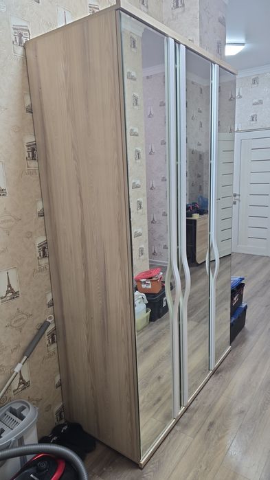 Продам шкаф с зеркалами