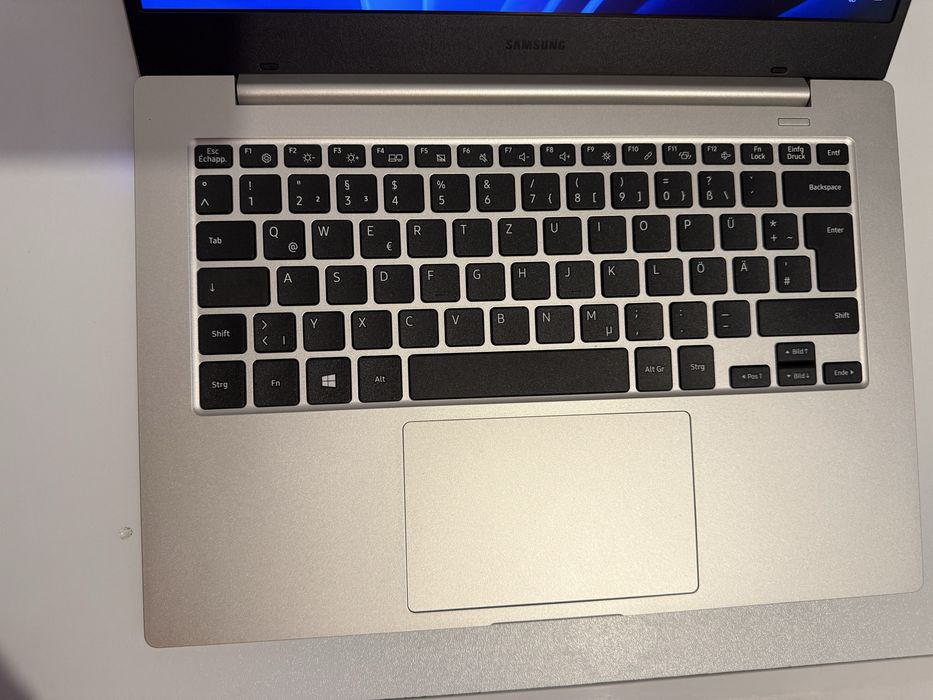 Лаптоп Samsung Galaxy Go нов