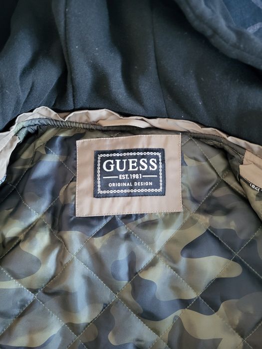 Оригинално яке на Guess размер М
