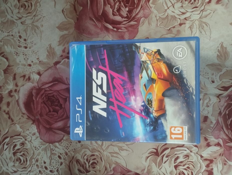 Продавам плейстейшън 4  pro