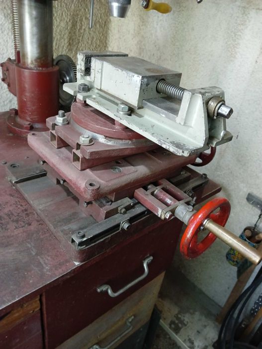 Vând freză verticala de banc