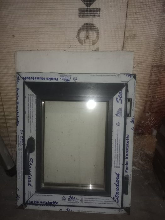 Окна, парта со стульчики.