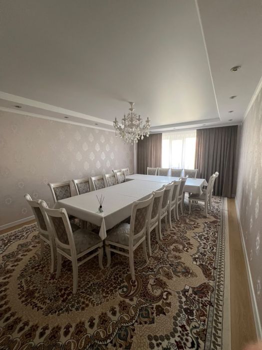 Продам красивый обеденный стол со стульями