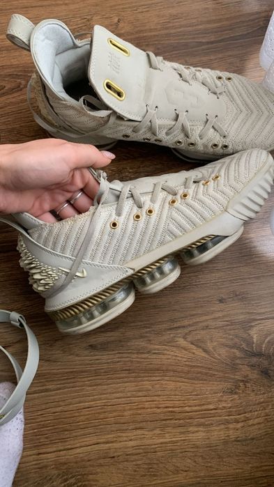 LeBron XVI Limited Edițion