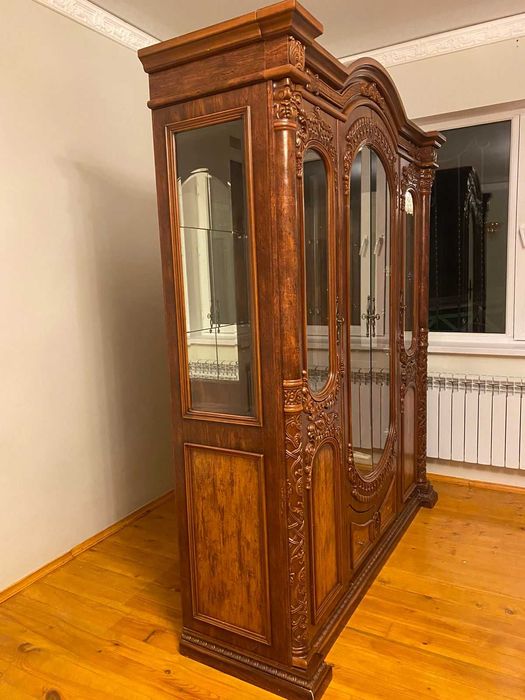 Сервант в хорошем состоянии