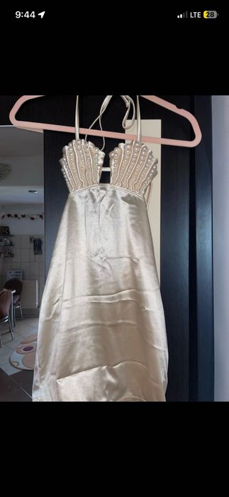 rochie satin cu bustiera tip perle bej