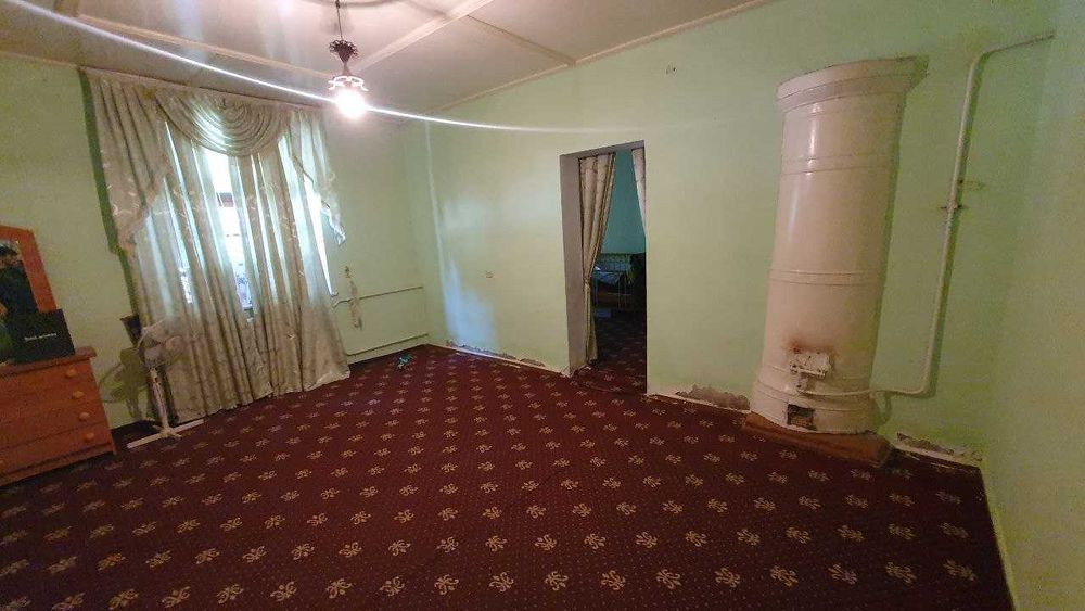 Срочно ховли уй сотилади. 13 хонадан иборат ЦЕНТРДА.