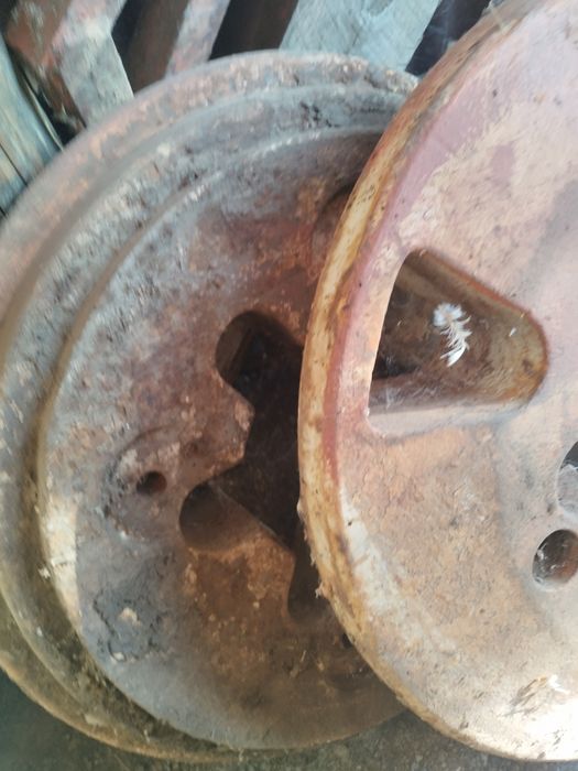 Vând 2 contra greutăți 700 20  greutate 70 80 kg bucata merg la 650  sau dt