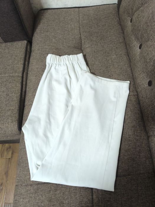 классические брюки килот белого цвета