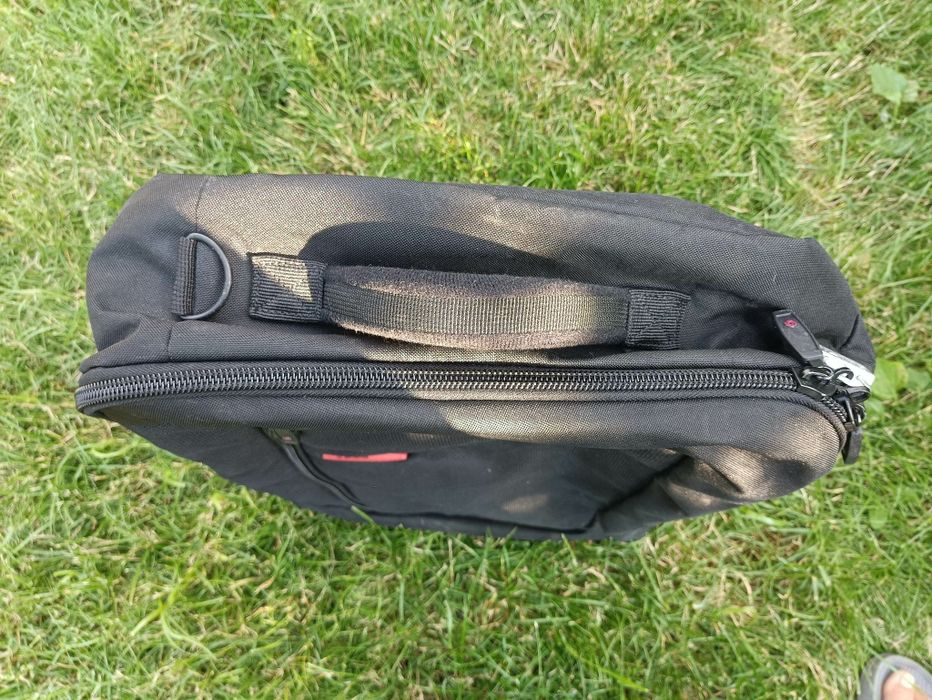 Vând geantă pt laptop.