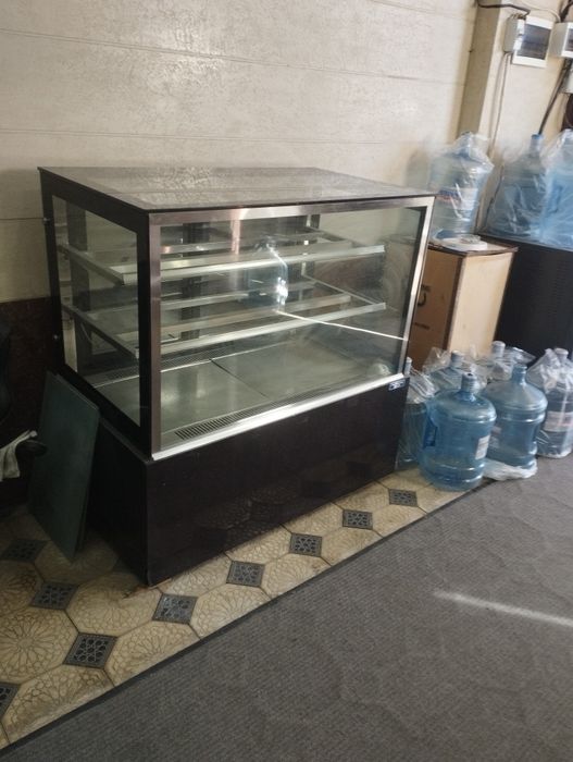 Продается витринный холодильник