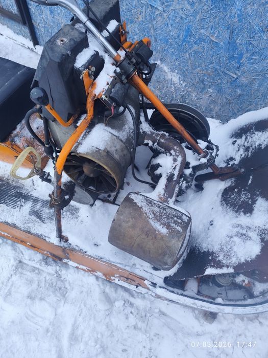 Продам снегоход буран