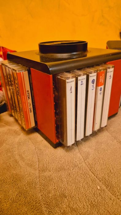 Фонотека с двадесет аудиокасетки