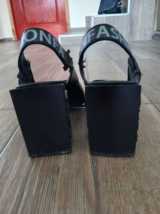 Дамски обувки на дебел ток. 36 номер