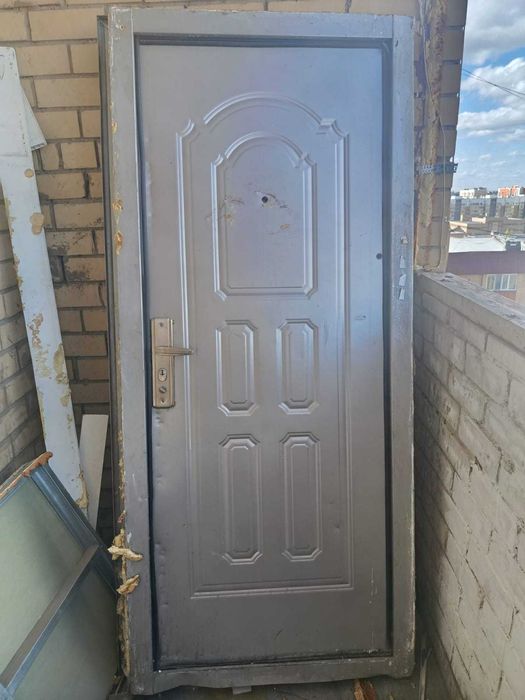 металическая дверь от склада