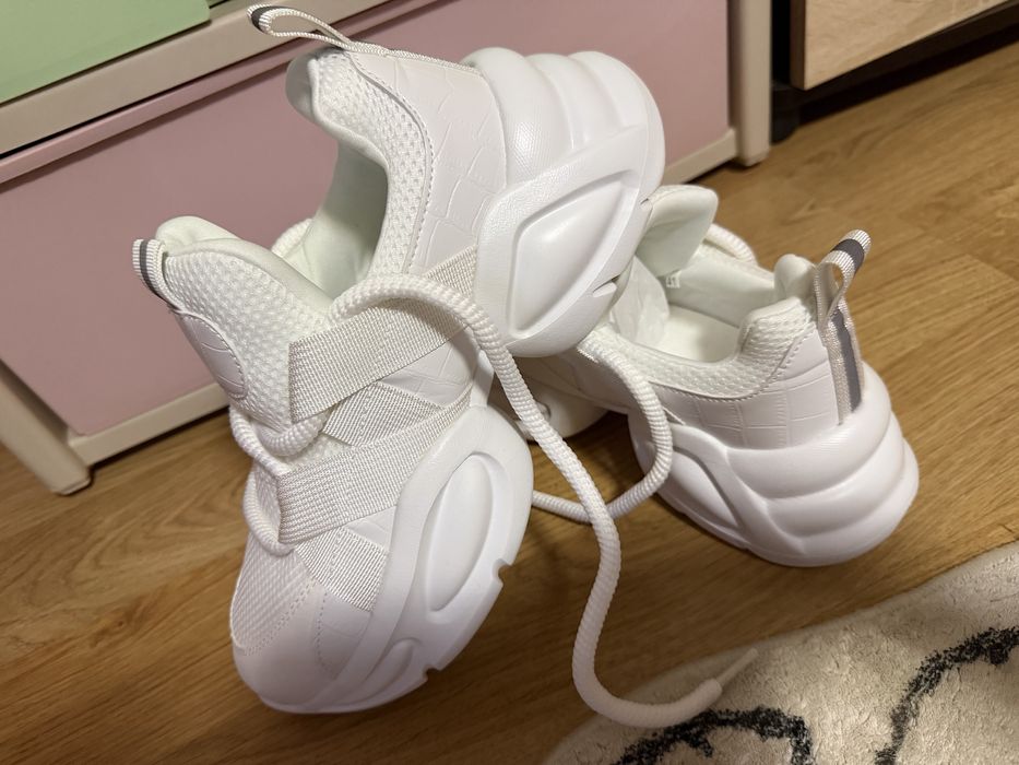 Продам новые кроссовки