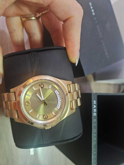 Michael Kors , Tommy Hilfiger, Fossil & DKNY