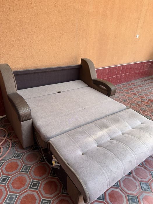 Yaxshi holatdagi 2 o‘rinli yotadigan divan sotiladi