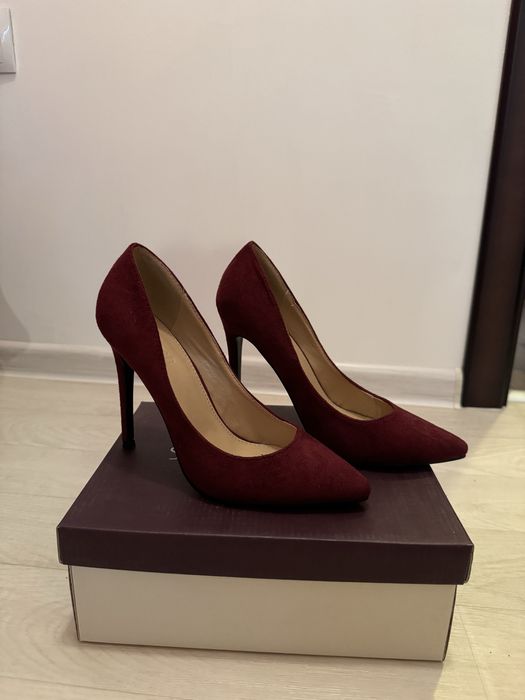 Червени велурени токчета