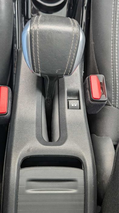 Peugeot 2008 PureTech Panoramic . Masina are numere rosii