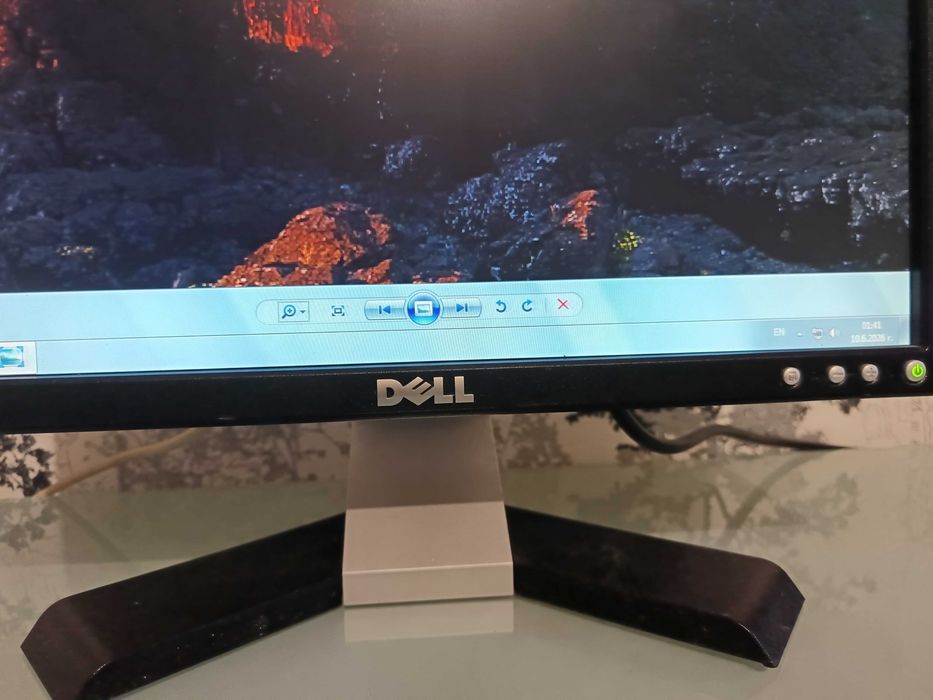 LCD монитор DELL