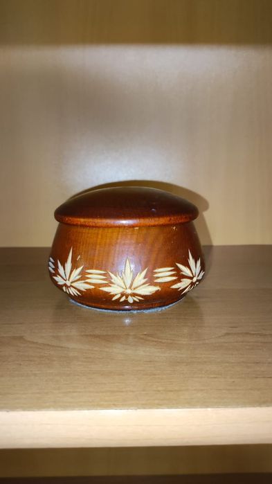 Деревянная шкатулка