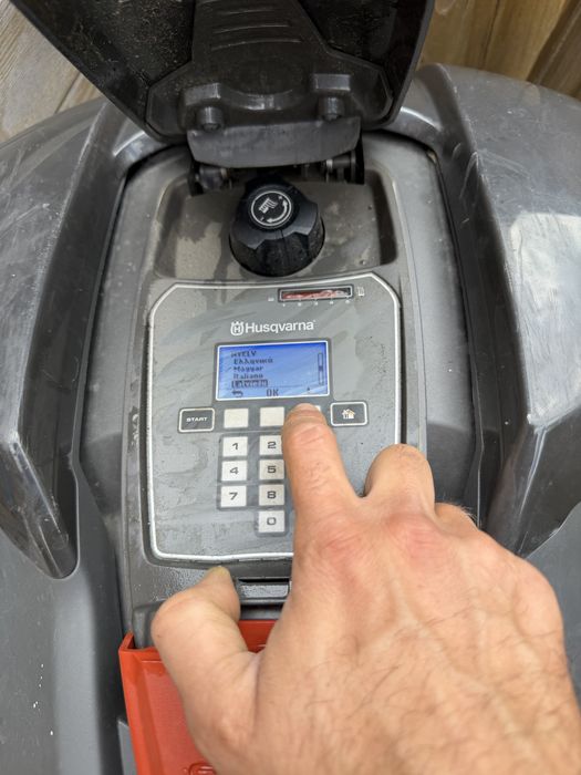 Husqvarna Automower 105 - a funcționat 2 sezoane, fără defecțiuni