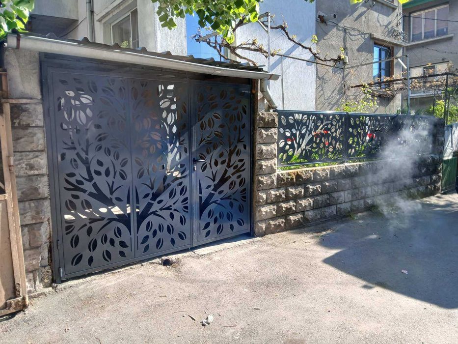 Метални врати и огради