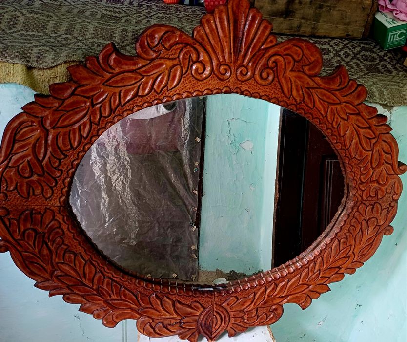 Masuta si oglinda  sculptate manual in lemn masiv