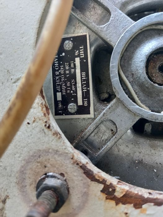 Продам универсальный электродвигатель с редуктором.