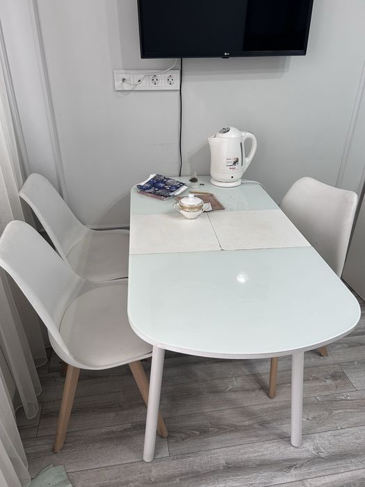 Стол кухонный  и 4 стула