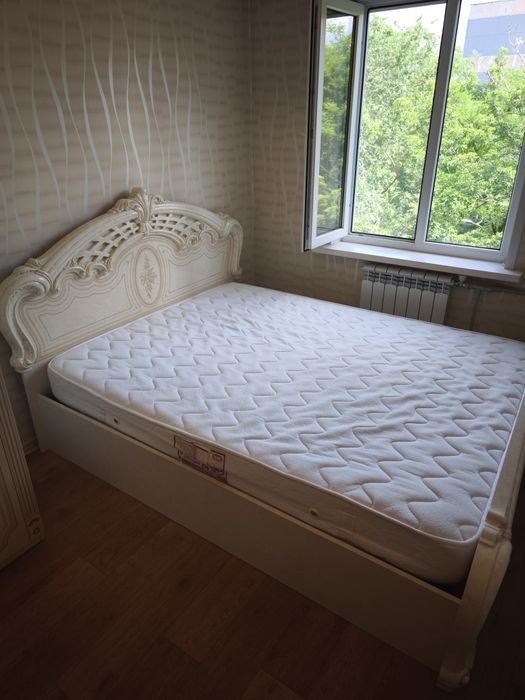 Продам кровать с матрацом